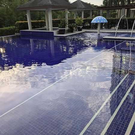 Bellagio One Bedrroom Bgc Burgos Circle By Christine Suites Ph Taguig Exterior photo